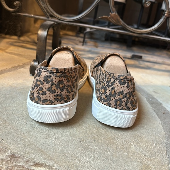 NWOT Funky Monkey Cheetah Print Slip on Shoes Size 10 - Picture 5 of 7